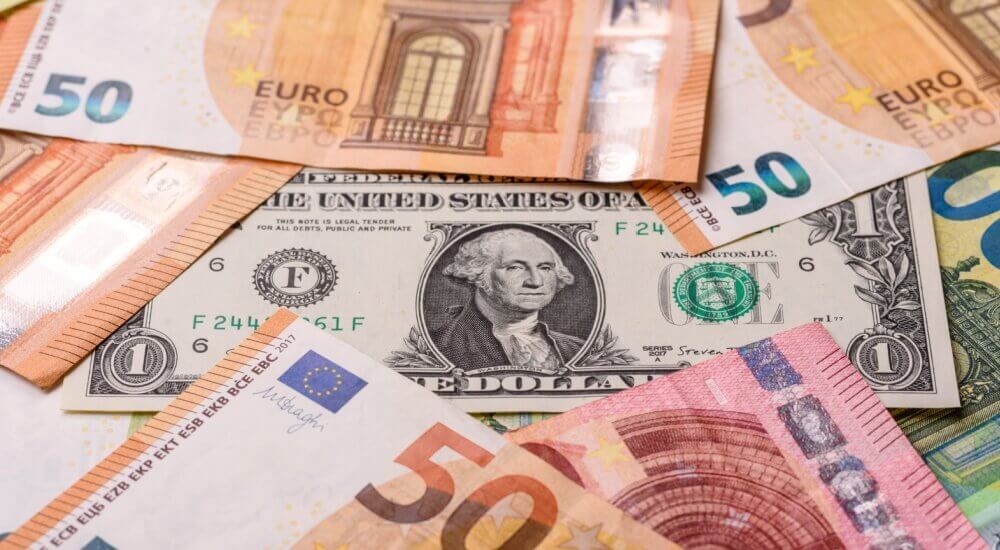 USD/EUR dips to 4-year low ahead of Fed decision