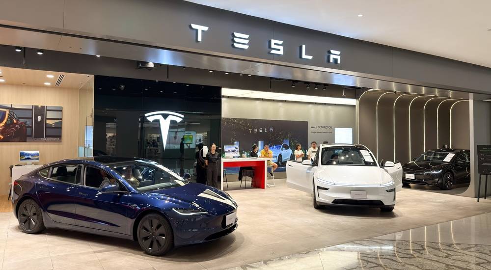 Tesla posts Q3 profit beat, plans for SpaceX merger
